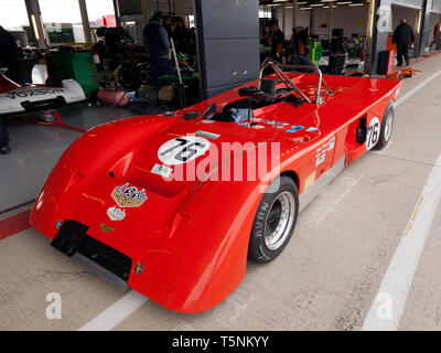 Mat e contrassegnare la Wrigley's 1971, Rosso, Chevron B19, Internazionale in pit lane, durante il 2019 Silverstone Classic Media Day Foto Stock