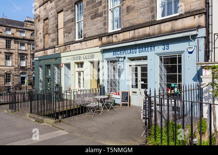 Negozio coloratissimo fronti dell'Arcipelago panificio, colori Fine Art Gallery e James Scott antiquariato, Dundas Street, il centro di Edimburgo, Scozia, Regno Unito Foto Stock