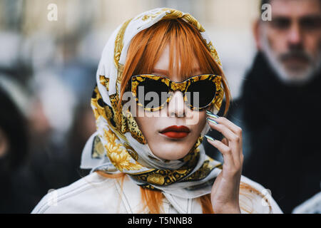 Parigi, Francia - 02 Marzo 2019: Street style abito - Dopo la sfilata di moda durante la settimana della moda di Parigi - PFWFW19 Foto Stock