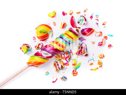 Lucido colorato arcobaleno frantumato caramella dolce lollipop isolati su sfondo bianco Foto Stock
