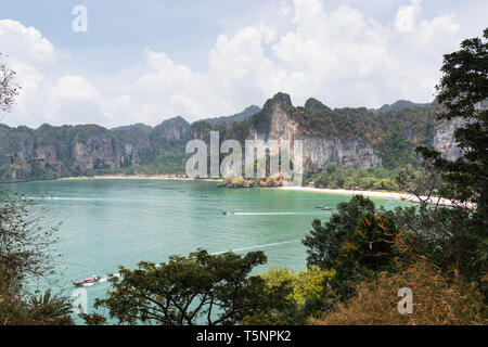 Vista panoramica su Railey Beach porto nella provincia di Krabi, Thailandia. Foto Stock
