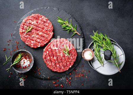 Crudo fresco carne macinata hamburger di manzo con spezie Foto Stock