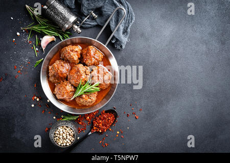 Le polpette di carne di manzo con spezie in salsa di pomodoro Foto Stock