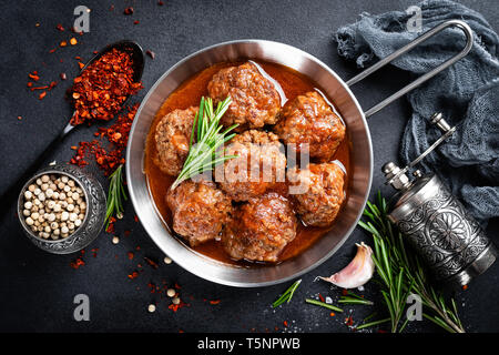 Le polpette di carne di manzo con spezie in salsa di pomodoro Foto Stock