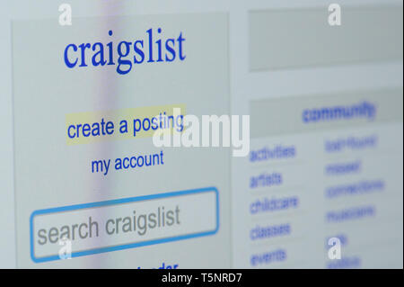 New york, Stati Uniti d'America - 22 aprile 2019: creare post in craigslist su schermo portatile close up Foto Stock