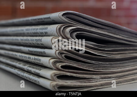 Pila di quotidiani Foto Stock