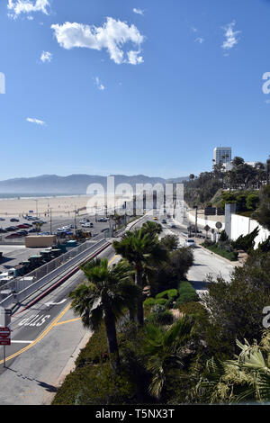 La mitica Pacific Coast Highway che conducono verso la Malibu California Foto Stock