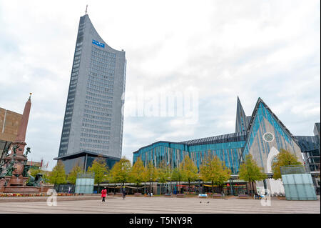 Paulinum, Chiesa evangelica e l Augusteum, edificio principale dell Università di Lipsia con City-Hochhaus Leipzig a Augustusplatz, Lipsia, Germania Foto Stock