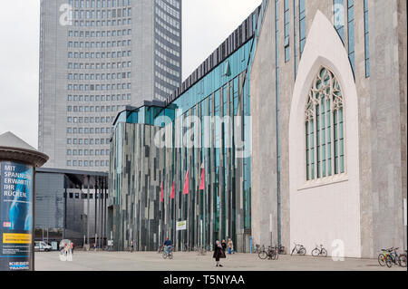Paulinum, Chiesa evangelica e l Augusteum, edificio principale dell Università di Lipsia con City-Hochhaus Leipzig a Augustusplatz, Lipsia, Germania Foto Stock