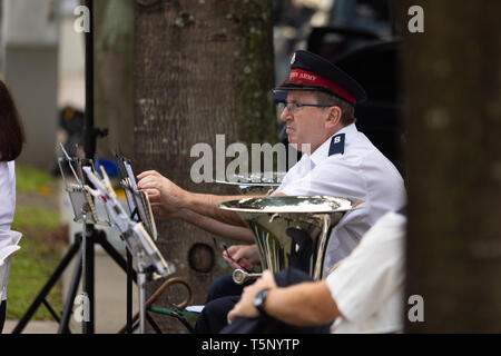 Esercito della salvezza Brass Band la preparazione per le loro prestazioni all'Anzac Day street marzo Foto Stock