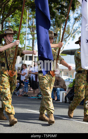 Esercito Australiano si riserva orgogliosamente marciato e bandiere del cuscinetto durante l'Anzac Day street parade Foto Stock