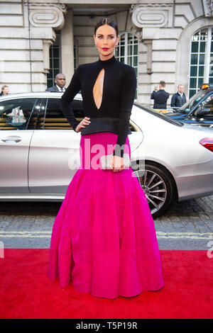 Charlize Theron frequentando il colpo lungo lo screening presso il Curzon Mayfair, Londra. Foto Stock