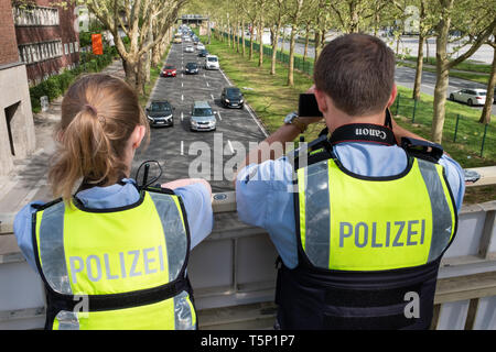 La polizia tedesca utilizzare una videocamera al film gli automobilisti da un ponte sull'autostrada federale no.1 (Ruhrschnellweg) per vedere se i driver sono utilizzando uno smartphone durante la guida. Dortmund, Germania Foto Stock