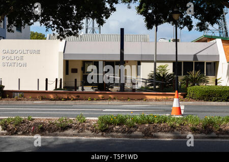 Esterno del Caboolture stazione di polizia isolato con traffico coni Foto Stock