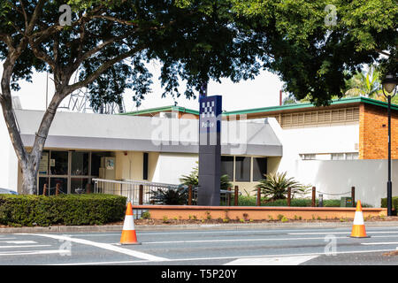 Esterno del Caboolture stazione di polizia isolato con traffico coni Foto Stock