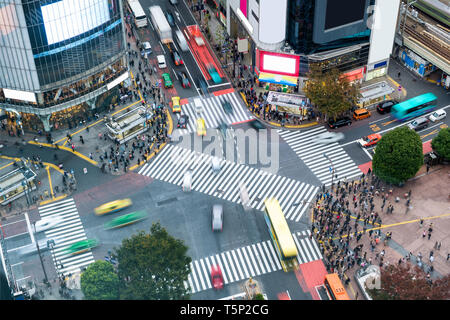 Vista aerea di pedoni attraversando a piedi con traffico affollato a Shibuya crossing square Foto Stock