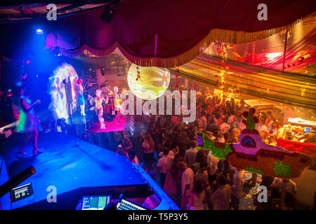 Flower Power Party. Pacha discoteca. Eivissa. Isola di Ibiza. Isole Baleari. Spagna Foto Stock