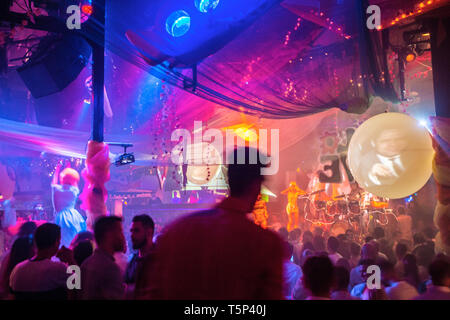 Flower Power Party. Pacha discoteca. Eivissa. Isola di Ibiza. Isole Baleari. Spagna Foto Stock