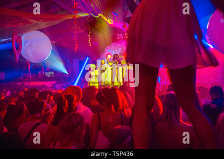 Flower Power Party. Pacha discoteca. Eivissa. Isola di Ibiza. Isole Baleari. Spagna Foto Stock