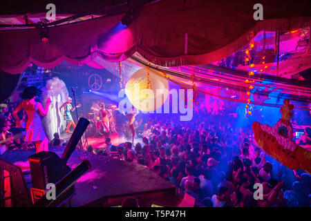 Flower Power Party. Pacha discoteca. Eivissa. Isola di Ibiza. Isole Baleari. Spagna Foto Stock