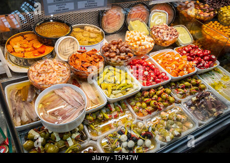 Spagnolo di stallo deli con Olive e Acciughe nel mercato centrale di Valencia Spagna Foto Stock