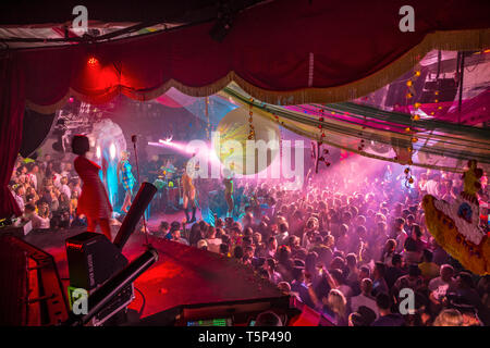 Flower Power Party. Pacha discoteca. Eivissa. Isola di Ibiza. Isole Baleari. Spagna Foto Stock