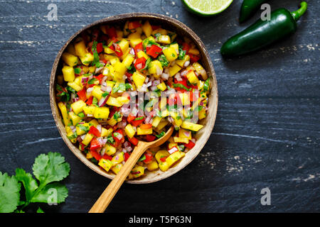 Salsa di mango nella tazza di cocco Foto Stock