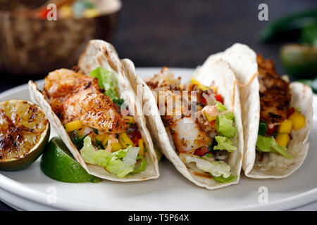 Tacos di pesce con salsa di mango Foto Stock