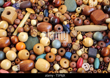 Un mucchio di diverse perline di legno per la realizzazione di articoli di bigiotteria Foto Stock