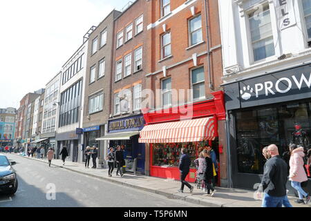 Vista di Dean Street nel quartiere di Soho, London, Regno Unito Foto Stock