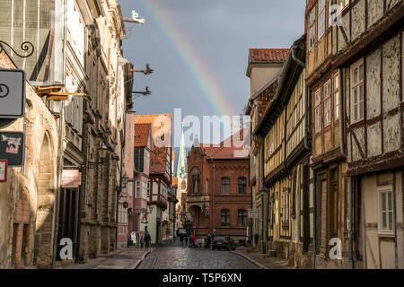 Regenbogen über der Altstadt von Quedlinburg, Sachsen-Anhalt, Deutschland | Rainbow oltre la parte vecchia della città, Quedlinburg, Sassonia- Anhalt, Germania Foto Stock