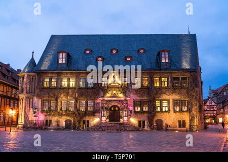 Il Rathaus in der Abenddämmerung, Quedlinburg, Sachsen-Anhalt, Deutschland | municipio al crepuscolo, Quedlinburg, Sassonia- Anhalt, Germania Foto Stock