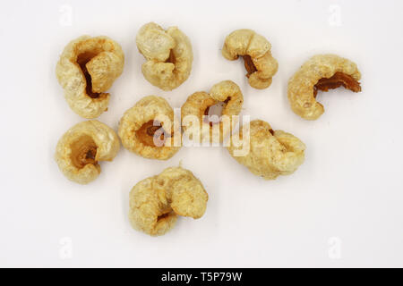 Snack di maiale, cotenna di maiale, carne di maiale graffiare , cotiche isolati su sfondo bianco ad alta risoluzione galleria dell'immagine. Foto Stock