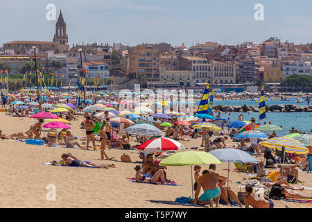 La vita in spiaggia in una piccola cittadina spagnola Palamos (Spagna,Costa Brava), 27 luglio 2017, Spagna Foto Stock