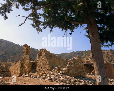 Il villaggio abbandonato di Souskiou: abitazioni in rovina in un ex enclave turco in lingua greca di Cipro Foto Stock