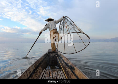 05.03.2014, Nyaungshwe, Stato Shan, Myanmar, Asia - un vogatore zampe è pagaiando lungo la sponda settentrionale del Lago Inle all'alba. Foto Stock