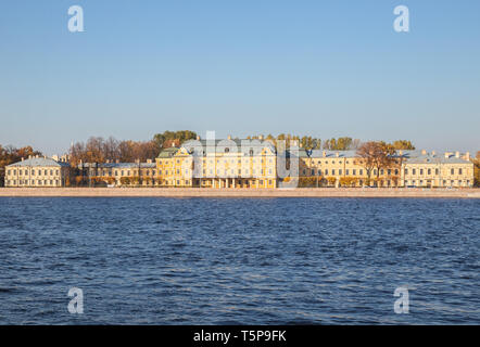 ST. PETERSBURG, Russia - 16 ottobre 2018: vista del Il Palazzo Mensikov sul Neva Embankment Foto Stock