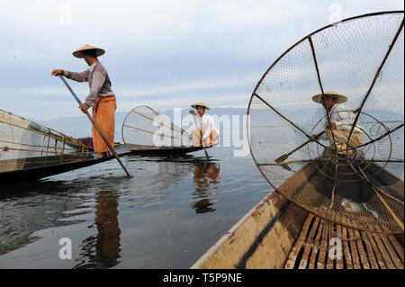 05.03.2014, Nyaungshwe, Stato Shan, Myanmar, Asia - pescatori tradizionali sono visibili lungo la sponda settentrionale del Lago Inle, situato nello Stato di Shan. Foto Stock