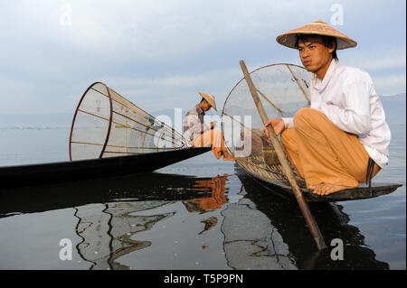 05.03.2014, Nyaungshwe, Stato Shan, Myanmar, Asia - pescatori tradizionali sono visibili lungo la sponda settentrionale del Lago Inle, situato nello Stato di Shan. Foto Stock