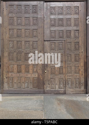 Antica porta in legno che conduce a Palazzo Reale (nel senso di Palazzo Reale a Torino, Italia Foto Stock