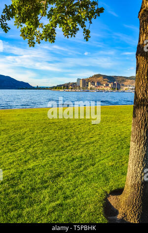 Vista serale sulla parte centrale di Kelowna oltre il lago Okanagan. Foto Stock