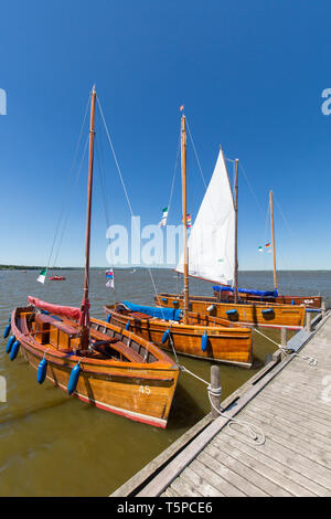 Auswanderer, vecchio di legno barche a vela ormeggiata al pontile sul Lago Steinhude / Steinhuder Meer in estate, Mardorf, Bassa Sassonia / Bassa Sassonia, Germania Foto Stock