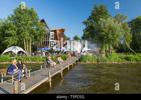 I turisti prendere il sole sul molo al Lago Steinhude / Steinhuder Meer in estate, Mardorf, Bassa Sassonia / Bassa Sassonia, Germania Foto Stock