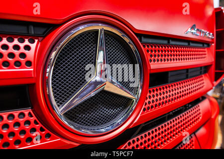 Monaco di Baviera / Germania - 14 Aprile 2019: Mercedes Benz Star su una Mercedes Benz Actros carrello. Mercedes-Benz carrelli sono fabbricati da Daimler Trucks div Foto Stock