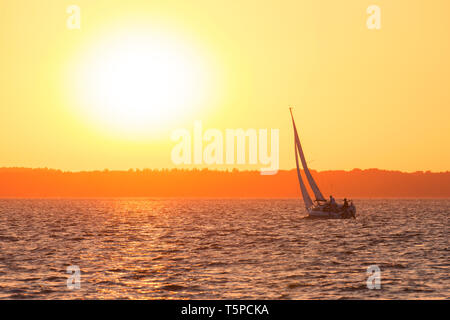 Imbarcazione a vela / Barca a Vela Barca a vela al tramonto sul Lago Steinhude / Steinhuder Meer in estate, Mardorf, Bassa Sassonia / Bassa Sassonia, Germania Foto Stock