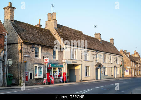 Il post office e le case di Lechlade su una mattina di primavera. Lechlade sul Tamigi, Cotswolds, Gloucestershire, Regno Unito Foto Stock