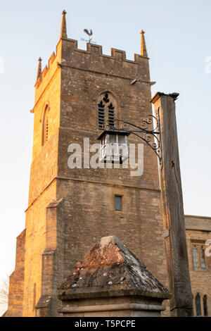 Vecchia lampada al di fuori di San Giovanni Battista in Cherington, Warwickshire, Inghilterra Foto Stock