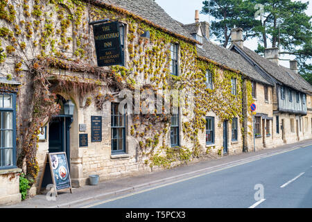 Il Wheatsheaf inn in aprile. Northleach, Gloucestershire, Cotswolds, Inghilterra Foto Stock