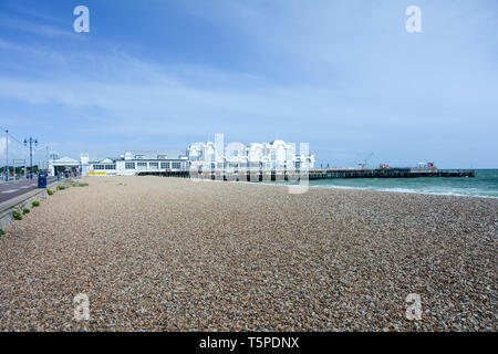 Una lunga distesa di spiaggia di ciottoli vicino a South Parade Pier, Southsea, Hampshire, Inghilterra, Regno Unito Foto Stock