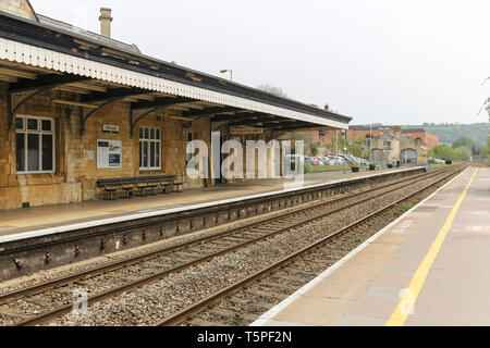 STROUD, Inghilterra - Aprile 23, 2019: piattaforme vuota presso la grande stazione ferroviaria occidentale nella città di Stroud, cotswolds area. Foto Stock